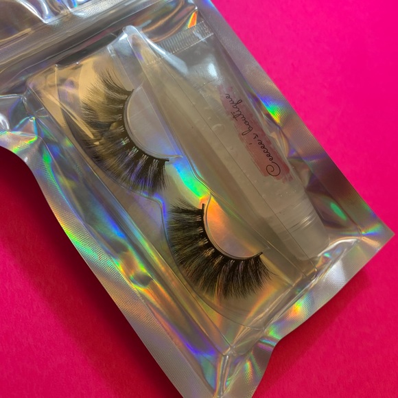 Lip gloss and lash pack - Picture 2 of 2